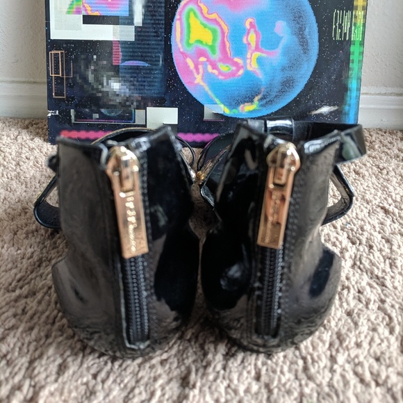 BCBG Gladiator Sandlas - Picture 2 of 4